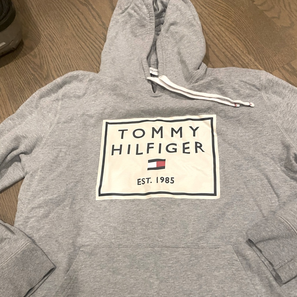 Tommy Hilfiger Sweatshirt in excellent used condition.